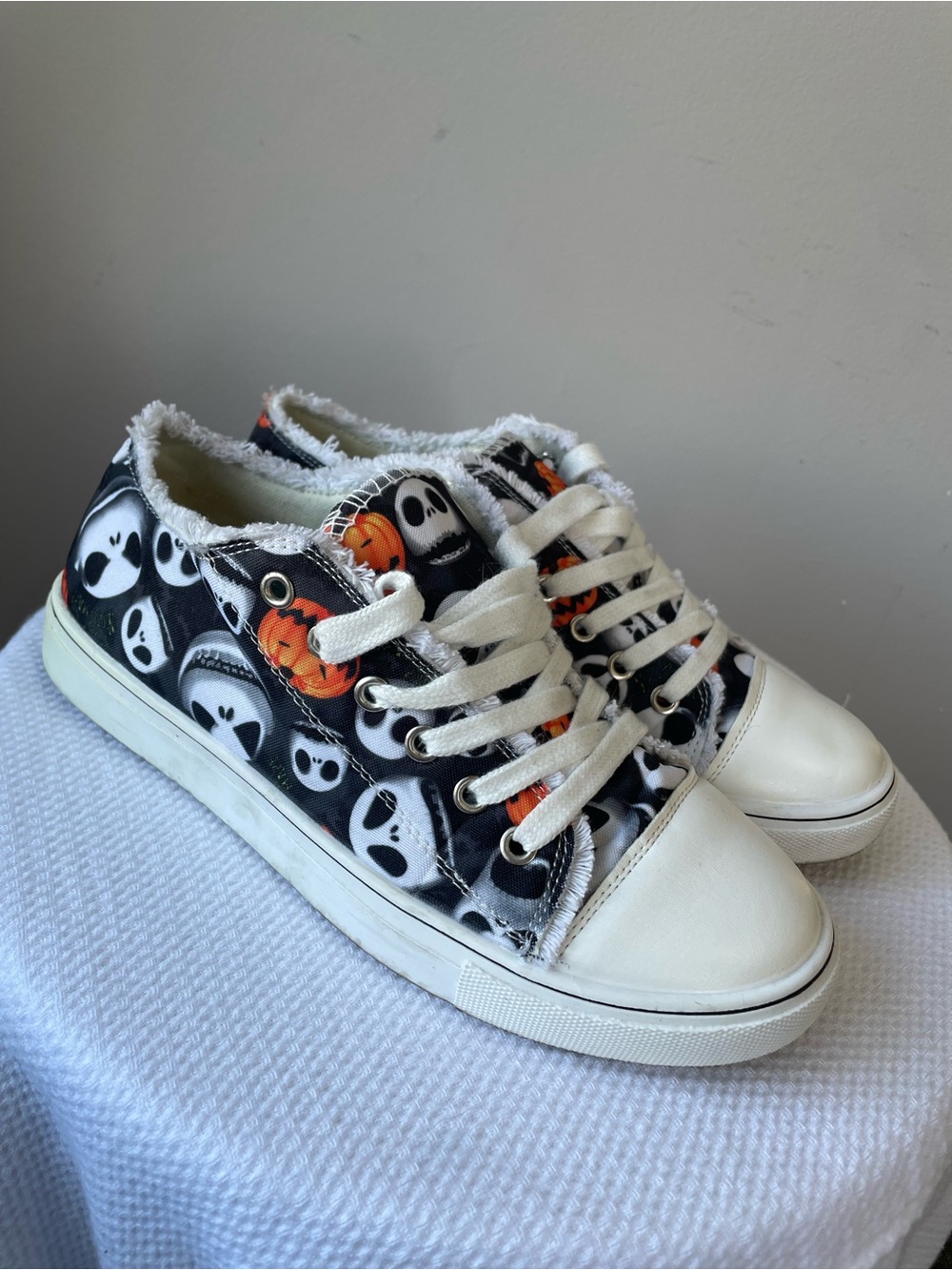 Spooky Skull and Pumpkin Canvas Sneakers - Size 38 - 7,5 - Picture 2 of 6